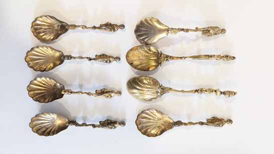 SIX PETITES CUILLERES en vermeil (bas titre...